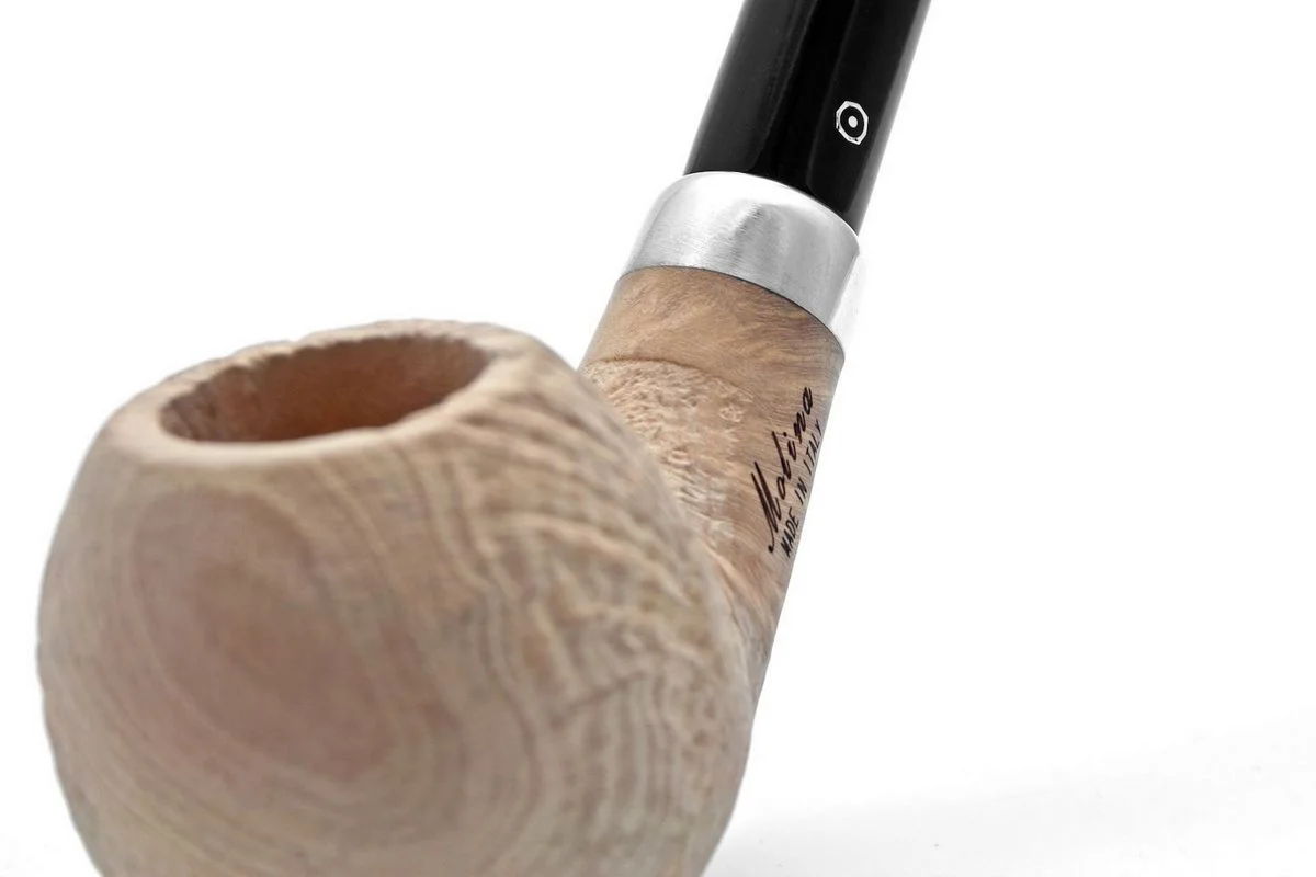 Μια Ιταλίδα churchwarden με φινίρισμα αμμοβολής στο μπολ, με το φυσικό χρώμα του ξύλου από την Molina. Οικονομική χωρίς να κάνει συμβιβασμούς στην ποιότητα.