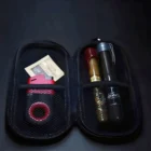 Αυτή η πολυτελής θήκη μεταφοράς με επένδυση από ύφασμα είναι το τέλειο αξεσουάρ για να συνοδεύσει τον αγαπημένο σας Dissim Inverted αναπτήρα.