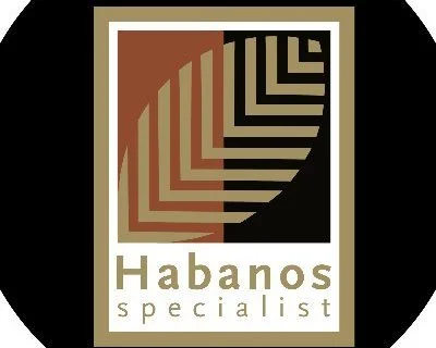 Λογότυπο Habanos specialist σε μαύρο, άσπρο, κόκκινο και χρυσό χρώμα σε μαύρο φόντο