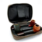 Peat Pipe Bag 2 δερμάτινη θήκη πίπας καπνού, με φερμουάρ, μαύρο χρώμα, ανοιχτή με τρεις πίπες μέσα