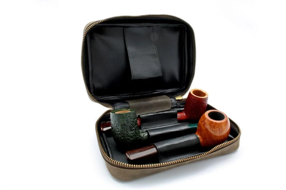 Peat Pipe Bag 2 δερμάτινη θήκη πίπας καπνού, με φερμουάρ, μαύρο χρώμα, ανοιχτή με τρεις πίπες μέσα