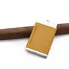 Αναπτήρας Double Jetflame Brown αντιανεμικός επαναγεμιζόμενος βουτανίου καφέ-ασημί χρώμα δίπλα από ένα πούρο