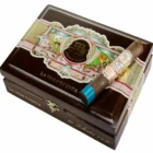 La Gran Oferta Robusto πούρο ρομπούστο Νικαράγουας μήκος 127 χιλιοστά διάμετρος 50 χιλιοστά πάνω στο κλειστό ξύλινο καφέ κουτί του