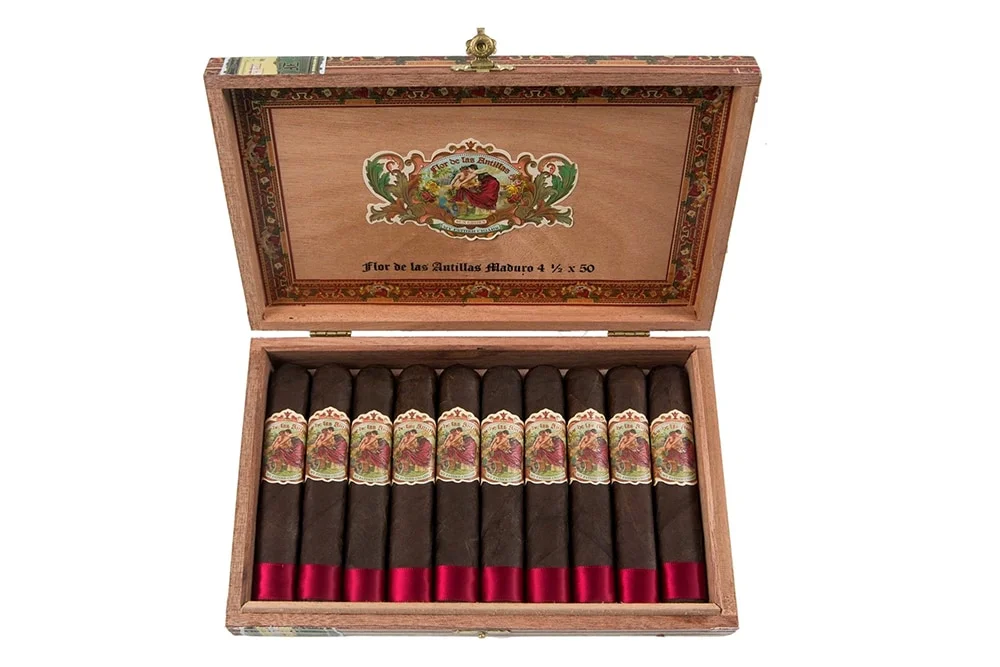 Flor de las Antillas Maduro Petit Robusto πούρο ρομπούστο Νικαράγουας Εκουαδόρ γεύση εσπρέσο ξύλο μήκος 110 χιλιοστά διάμετρος 50 χιλιοστά ξύλινο κουτί πούρων με πούρα μέσα