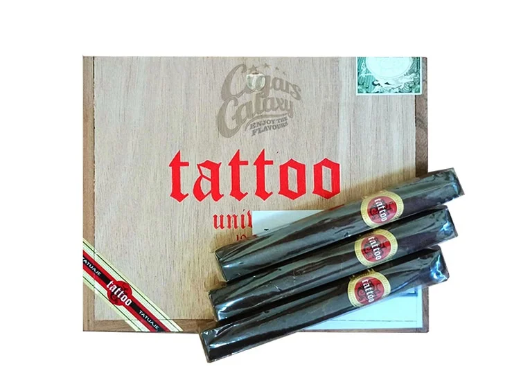 Tattoo Universo Toro πούρο τόρο Νικαράγουα Εκουαδόρ πάνω στο ξύλινο κουτί τους