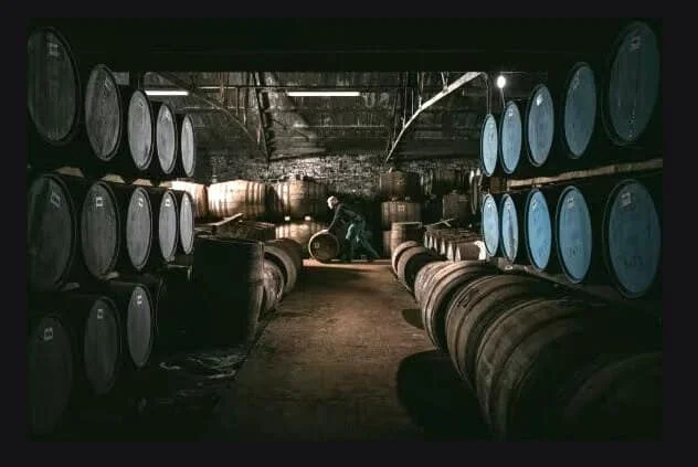 ARDBEG - 8 Years Old Single Malt Whiskey 700ml, διάδρομος κάβας με βαρέλια