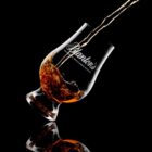 BLANTON'S - Special Reserve Bourbon Whiskey 700ml ουίσκι, ποτήρι που γεμίζεται με ουίσκι