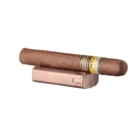 CIGAROL – Τριπλός Jet Αναπτήρας Μπρονζέ με Κόφτη V-Cut (310092) με πούρο πάνω