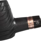 Η Devil’s Cut G Black είναι μια πίπα με μοναδικό σχεδιασμό, εμπνευσμένη από τα βαρέλια ουίσκι. Είναι κατασκευασμένη από νοτιοαμερικανική φλαμουριά.