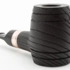 Η Devil’s Cut G Black είναι μια πίπα με μοναδικό σχεδιασμό, εμπνευσμένη από τα βαρέλια ουίσκι. Είναι κατασκευασμένη από νοτιοαμερικανική φλαμουριά.