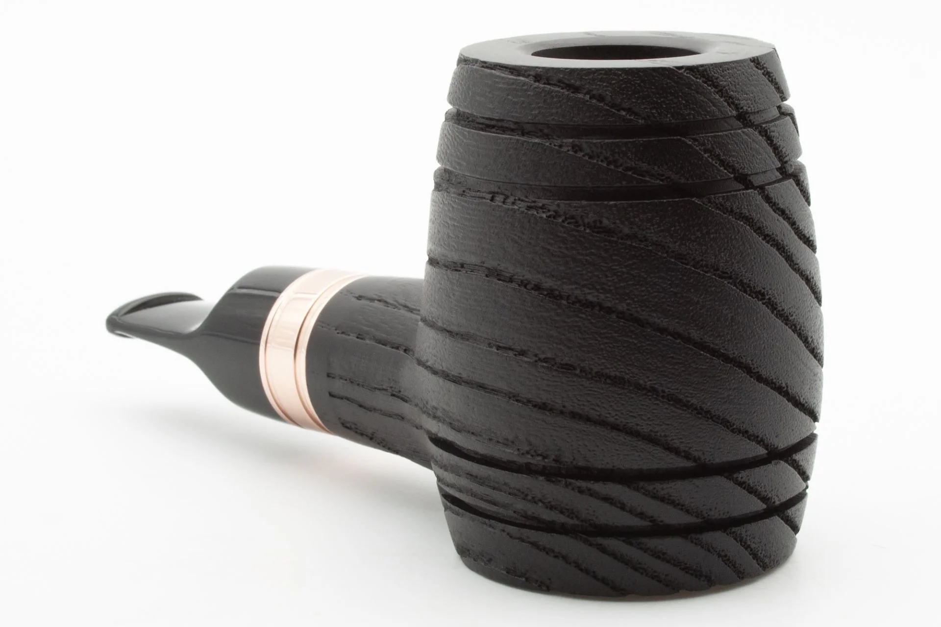 Η Devil’s Cut G Black είναι μια πίπα με μοναδικό σχεδιασμό, εμπνευσμένη από τα βαρέλια ουίσκι. Είναι κατασκευασμένη από νοτιοαμερικανική φλαμουριά.