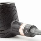 Η Devil’s Cut G Black είναι μια πίπα με μοναδικό σχεδιασμό, εμπνευσμένη από τα βαρέλια ουίσκι. Είναι κατασκευασμένη από νοτιοαμερικανική φλαμουριά.