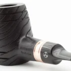 Η Devil’s Cut G Black είναι μια πίπα με μοναδικό σχεδιασμό, εμπνευσμένη από τα βαρέλια ουίσκι. Είναι κατασκευασμένη από νοτιοαμερικανική φλαμουριά.