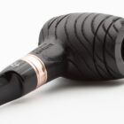 Η Devil’s Cut G Black είναι μια πίπα με μοναδικό σχεδιασμό, εμπνευσμένη από τα βαρέλια ουίσκι. Είναι κατασκευασμένη από νοτιοαμερικανική φλαμουριά.