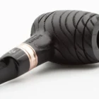Η Devil’s Cut G Black είναι μια πίπα με μοναδικό σχεδιασμό, εμπνευσμένη από τα βαρέλια ουίσκι. Είναι κατασκευασμένη από νοτιοαμερικανική φλαμουριά.