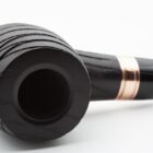 Η Devil’s Cut G Black είναι μια πίπα με μοναδικό σχεδιασμό, εμπνευσμένη από τα βαρέλια ουίσκι. Είναι κατασκευασμένη από νοτιοαμερικανική φλαμουριά.
