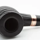 Η Devil’s Cut G Black είναι μια πίπα με μοναδικό σχεδιασμό, εμπνευσμένη από τα βαρέλια ουίσκι. Είναι κατασκευασμένη από νοτιοαμερικανική φλαμουριά.