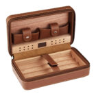 Δερμάτινος υγραντήρας / humidor πούρων ταξιδιού της Hanicook σε καφέ χρώμα με κίτρινες ραφές, ενώ κλείνει με φερμουάρ για μεγαλύτερη ασφάλεια.