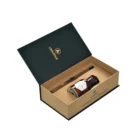 Το “Coffret de l’Apothicaire” περιλαμβάνει ένα κερί σε γυάλινο βαζάκι και έναν επαναγεμιζόμενο αναπτήρα με φινίρισμα σε απομίμηση ξύλου.
