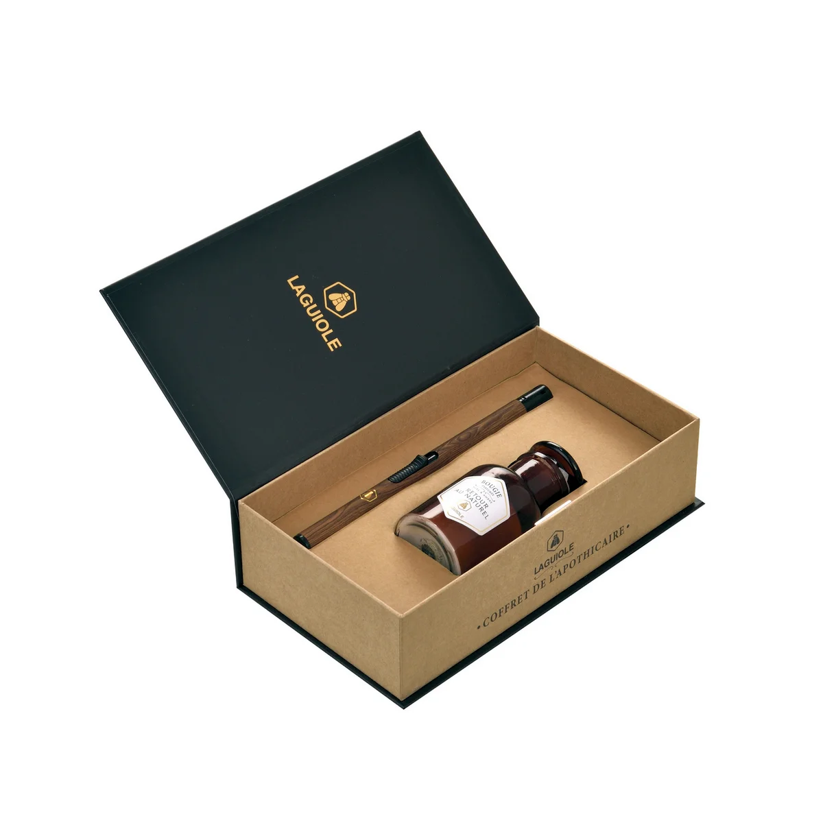 Το “Coffret de l’Apothicaire” περιλαμβάνει ένα κερί σε γυάλινο βαζάκι και έναν επαναγεμιζόμενο αναπτήρα με φινίρισμα σε απομίμηση ξύλου.