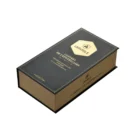 Το “Coffret de l’Apothicaire” περιλαμβάνει ένα κερί σε γυάλινο βαζάκι και έναν επαναγεμιζόμενο αναπτήρα με φινίρισμα σε απομίμηση ξύλου.