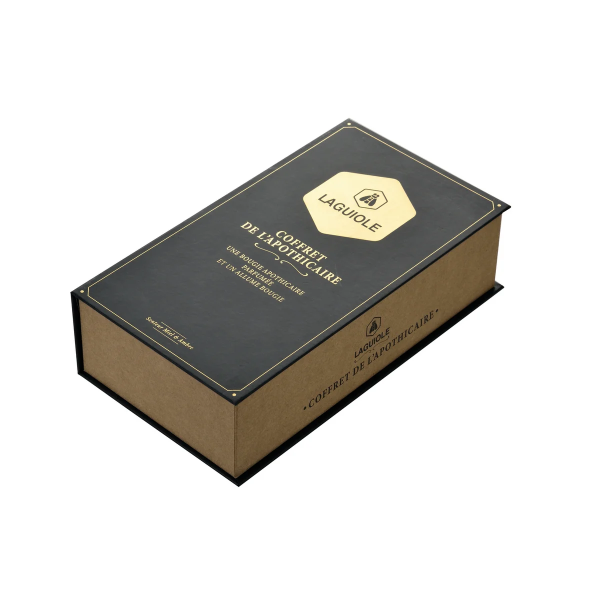 Το “Coffret de l’Apothicaire” περιλαμβάνει ένα κερί σε γυάλινο βαζάκι και έναν επαναγεμιζόμενο αναπτήρα με φινίρισμα σε απομίμηση ξύλου.