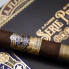 Το PDR Serie Privada Maduro SP‑52 είναι ένα premium χειροποίητο πούρο από τη Δομινικανή Δημοκρατία, μέρος της καταξιωμένης σειράς A. Flores 1975.