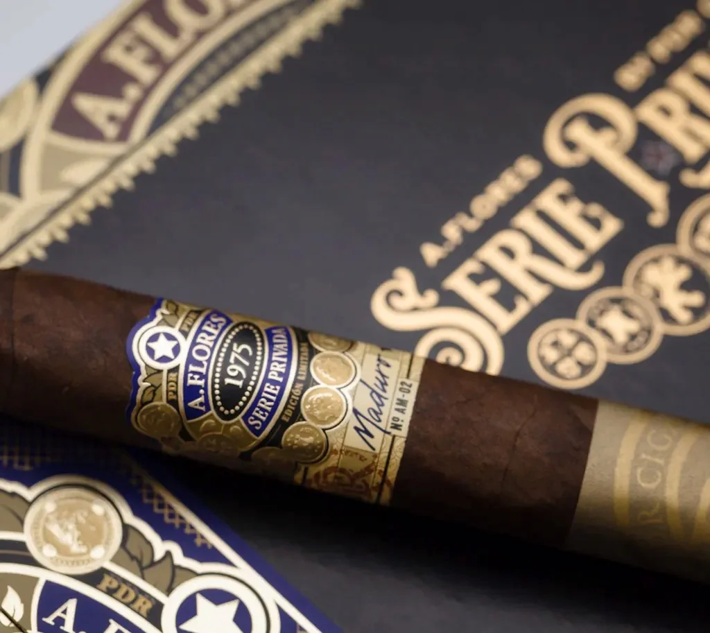 Το PDR Serie Privada Maduro SP‑52 είναι ένα premium χειροποίητο πούρο από τη Δομινικανή Δημοκρατία, μέρος της καταξιωμένης σειράς A. Flores 1975.