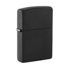 Ο Zippo Classic Black Matte 218 είναι ένα διαχρονικό αξεσουάρ με αναγνωρίσιμο μαύρο ματ φινίρισμα που εκπέμπει στυλ και απλότητα.