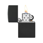 Ο Zippo Classic Black Matte 218 είναι ένα διαχρονικό αξεσουάρ με αναγνωρίσιμο μαύρο ματ φινίρισμα που εκπέμπει στυλ και απλότητα.