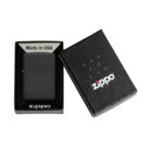 Ο Zippo Classic Black Matte 218 είναι ένα διαχρονικό αξεσουάρ με αναγνωρίσιμο μαύρο ματ φινίρισμα που εκπέμπει στυλ και απλότητα.
