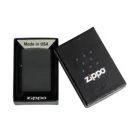 Ο Zippo Classic Black Matte 218 είναι ένα διαχρονικό αξεσουάρ με αναγνωρίσιμο μαύρο ματ φινίρισμα που εκπέμπει στυλ και απλότητα.