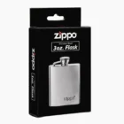 Ανοξείδωτο φλασκι Zippo 3oz (88,7ml) με καμπύλο σχεδιασμό και ασφαλές καπάκι. Κομψό, πρακτικό και ιδανικό για καθημερινή χρήση. Ποιότητα Zippo.