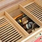 Εξαιρετικός συλλεκτικός humidor με εκλεπτυσμένο σχεδιασμό, LED φωτισμό και θύρα USB-C. Φιλοξενεί έως 150 πούρα με απόλυτη φροντίδα.