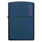 Ο Zippo Classic Navy Matte είναι ένα διαχρονικό αξεσουάρ με αναγνωρίσιμο μπλε ματ φινίρισμα που εκπέμπει στυλ και απλότητα.