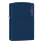 Ο Zippo Classic Navy Matte είναι ένα διαχρονικό αξεσουάρ με αναγνωρίσιμο μπλε ματ φινίρισμα που εκπέμπει στυλ και απλότητα.
