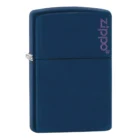 Ο Zippo Classic Navy Matte είναι ένα διαχρονικό αξεσουάρ με αναγνωρίσιμο μπλε ματ φινίρισμα που εκπέμπει στυλ και απλότητα.