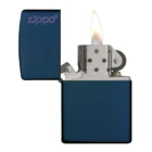 Ο Zippo Classic Navy Matte είναι ένα διαχρονικό αξεσουάρ με αναγνωρίσιμο μπλε ματ φινίρισμα που εκπέμπει στυλ και απλότητα.