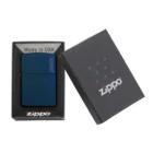 Ο Zippo Classic Navy Matte είναι ένα διαχρονικό αξεσουάρ με αναγνωρίσιμο μπλε ματ φινίρισμα που εκπέμπει στυλ και απλότητα.