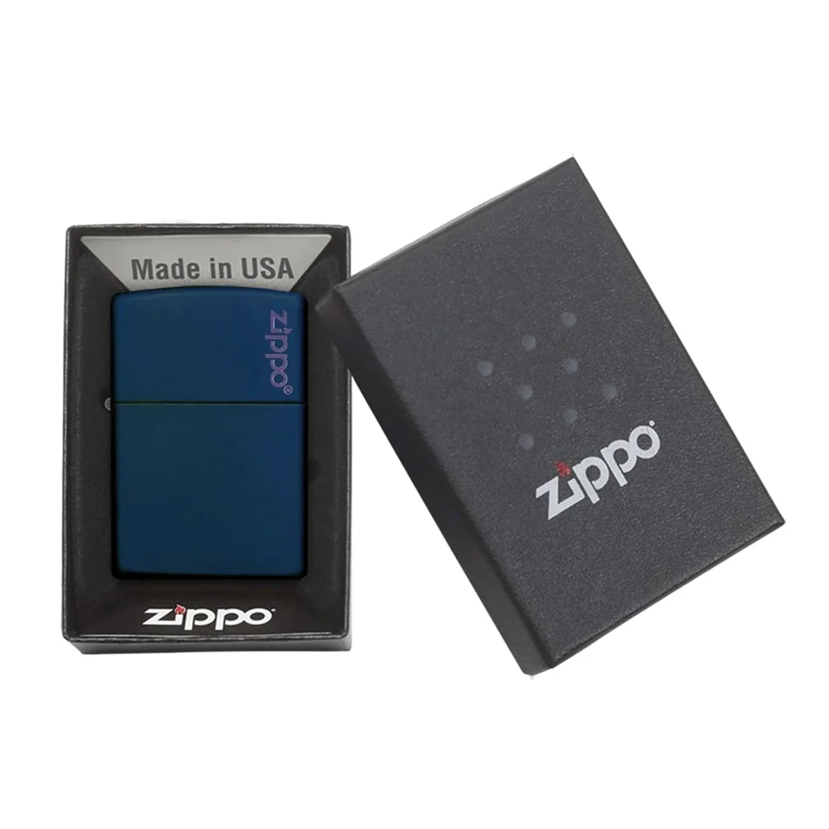 Ο Zippo Classic Navy Matte είναι ένα διαχρονικό αξεσουάρ με αναγνωρίσιμο μπλε ματ φινίρισμα που εκπέμπει στυλ και απλότητα.
