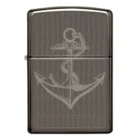 Η Zippo εντυπωσιάζει με ένα ναυτικό σχεδιασμό — μία άγκυρα χαραγμένη επάνω σε Black Ice φινίρισμα. Mια μοντέρνα και ρετρό αισθητική ταυτόχρονα.
