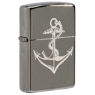 Η Zippo εντυπωσιάζει με ένα ναυτικό σχεδιασμό — μία άγκυρα χαραγμένη επάνω σε Black Ice φινίρισμα. Mια μοντέρνα και ρετρό αισθητική ταυτόχρονα.