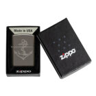 Η Zippo εντυπωσιάζει με ένα ναυτικό σχεδιασμό — μία άγκυρα χαραγμένη επάνω σε Black Ice φινίρισμα. Mια μοντέρνα και ρετρό αισθητική ταυτόχρονα.
