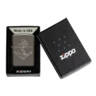 Η Zippo εντυπωσιάζει με ένα ναυτικό σχεδιασμό — μία άγκυρα χαραγμένη επάνω σε Black Ice φινίρισμα. Mια μοντέρνα και ρετρό αισθητική ταυτόχρονα.
