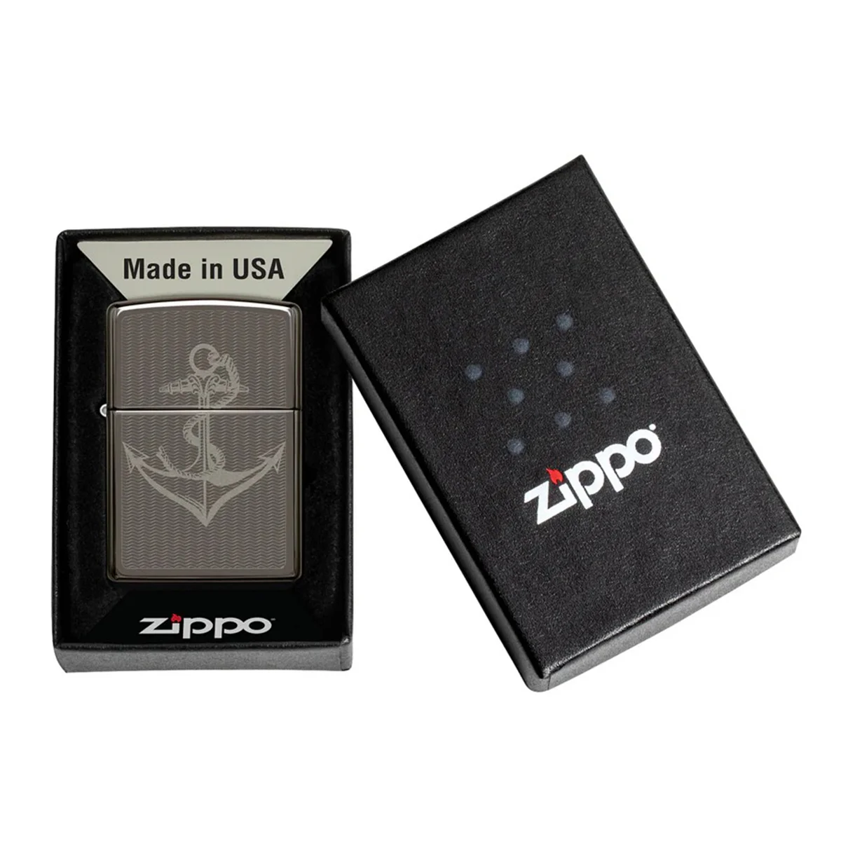 Η Zippo εντυπωσιάζει με ένα ναυτικό σχεδιασμό — μία άγκυρα χαραγμένη επάνω σε Black Ice φινίρισμα. Mια μοντέρνα και ρετρό αισθητική ταυτόχρονα.