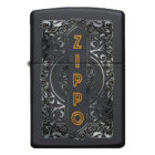 Ο Zippo Logo Filigree Black Matte ξεχωρίζει με το κομψό σχέδιο σε ασημί τόνο και το λογότυπο ZIPPO σε χρυσή απόχρωση στο μπροστινό μέρος.