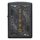 Ο Zippo Logo Filigree Black Matte ξεχωρίζει με το κομψό σχέδιο σε ασημί τόνο και το λογότυπο ZIPPO σε χρυσή απόχρωση στο μπροστινό μέρος.
