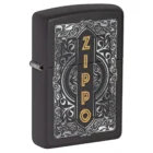 Ο Zippo Logo Filigree Black Matte ξεχωρίζει με το κομψό σχέδιο σε ασημί τόνο και το λογότυπο ZIPPO σε χρυσή απόχρωση στο μπροστινό μέρος.
