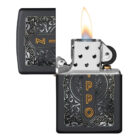 Ο Zippo Logo Filigree Black Matte ξεχωρίζει με το κομψό σχέδιο σε ασημί τόνο και το λογότυπο ZIPPO σε χρυσή απόχρωση στο μπροστινό μέρος.