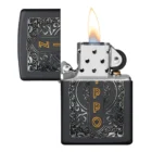 Ο Zippo Logo Filigree Black Matte ξεχωρίζει με το κομψό σχέδιο σε ασημί τόνο και το λογότυπο ZIPPO σε χρυσή απόχρωση στο μπροστινό μέρος.
